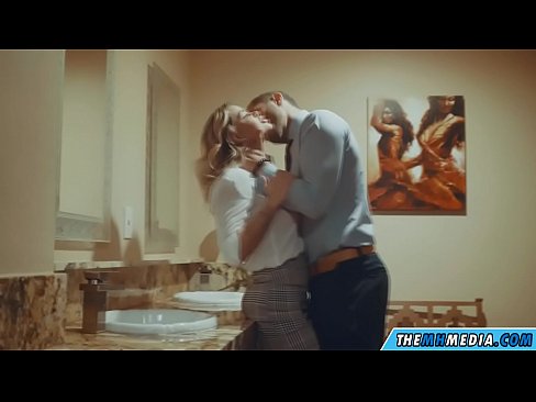 ❤️ Når en barmfagre blondine forfører dig på et offentligt toilet Fucking video at da.epicshowdown.top